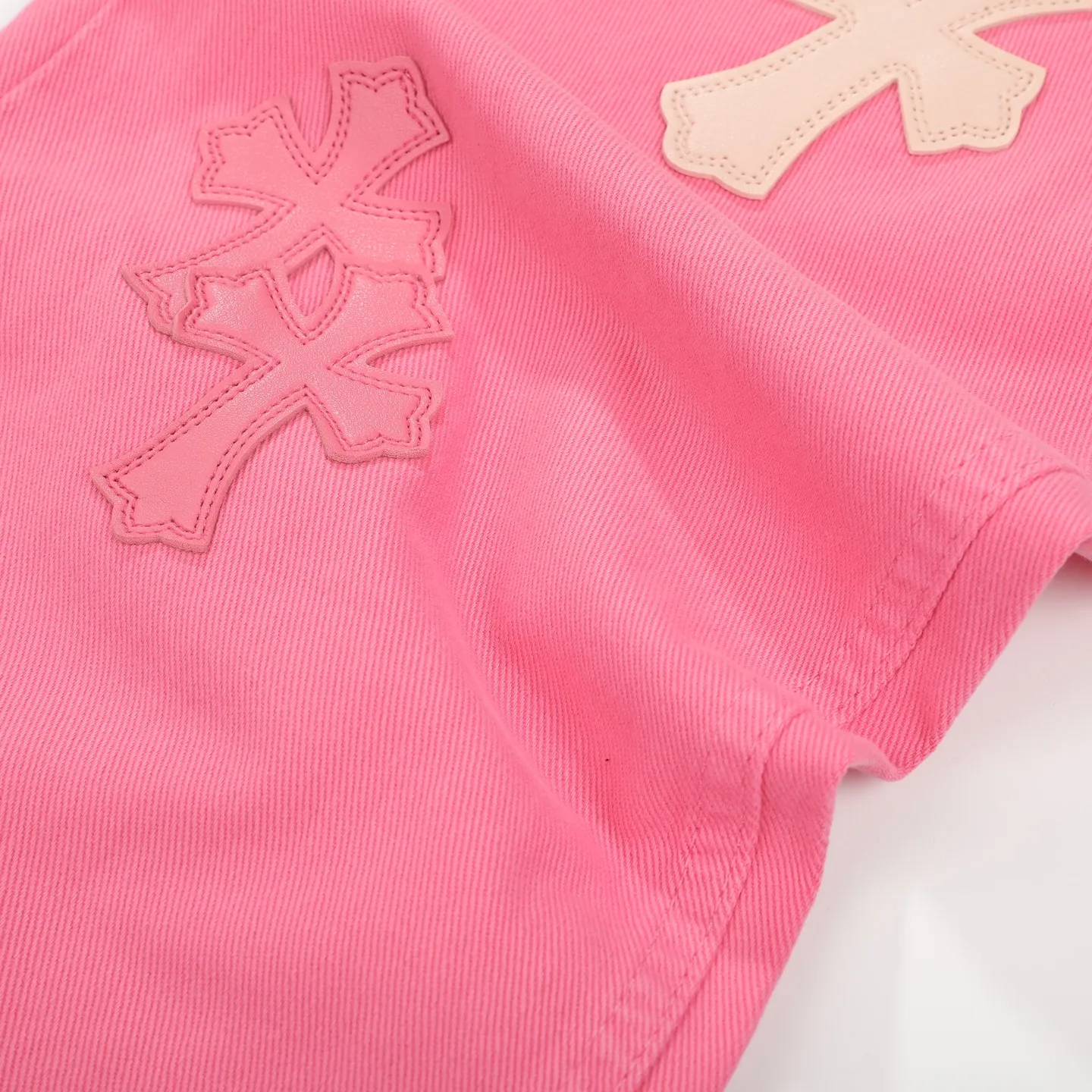 P260 Chrome hearts｜ch Chrome Hearts Limited Barbie Pink Leather Jeans for Girls - Charming dopamine personalized jeans, indispensable for fashionistas, the same model for celebrities, and one touted by many bloggers. This new pair of pants is perfect in terms of shape and upper body. It is no exaggeration to say that making a pair of jeans is equivalent to making 20 short-sleeved pieces. The fabric is made of high-quality imported denim. It has a unique high-end texture. I am very satisfied with it after washing and proofing several times.  Color: Barbie Pink Size: 28/30/32/34 Waist: 74/76/78/80 Pants Length: 101/102/103/104